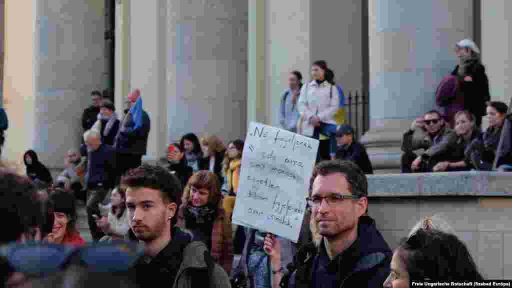 A berlini tüntetés egyik transzparensén a magyar miniszterelnök régi mondását idézték: „Ne figyeljenek oda arra, amit mondok, egyetlen dologra figyeljenek: amit csinálok”