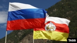Флаги России и Северной Осетии