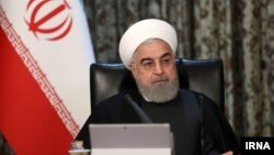  حسن روحانی می‌گوید در برخی استان‌ها از پیک کرونا عبور کردیم و در شیب پایین قرار داریم