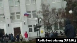 Російський прапор на будівлі міськради Бердянська, 4 квітня 2022 року