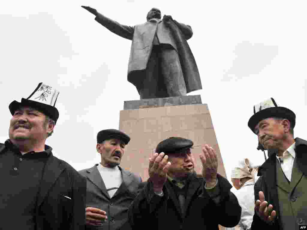 Оппозицияның Оштағы шеруі. 15 сәуір 2010 жыл.