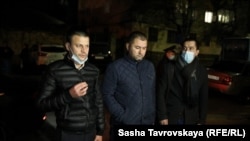 Advokatlar Edem Semedlâyev (ortada), Nazim Şeyhmambetov (sağdan) ve Ayder Azamatov (soldan)