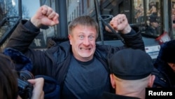 Ցուցարարը փորձում է փակել ձերբակալված Ալեքսեյ Նավալնիին տեղափոխող ոստիկանական միկրոավտոբուսի ճանապարհը, Մոսկվա, 26-ը մարտի, 2017թ.
