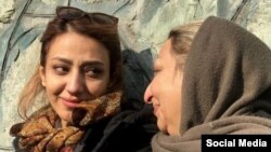 مریم کریم‌بیگی همراه با مادرش شهناز اکملی