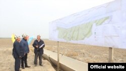 Жаратылыш кырсыктарында үйлөрү жабыркаган 75 жаранга турак жай салуу үчүн жер тилкеси бөлүнүп берилди. Баткен.