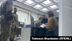 Равшан Жээнбеков парламенттик шайлоого бир мандаттуу округдан катышуу үчүн арызын БШКга тапшырууда. 12-сентябрь, 2021-жыл.