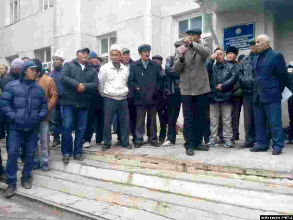 Таласта ушул тапта тазаланган төөбуурчактын бир килограммы 35, ал эми таза эмеси 25 сомдон сатылууда. 