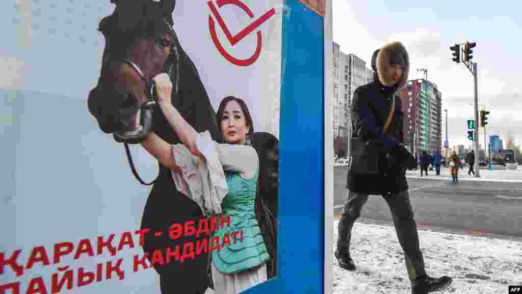Бұл сайлауға Тоқаевтан бөлек бұрын саяси аренада көп көзге түспеген тағы бес кандидат түсіп жатыр. Жұрт оларды "қуыршақ кандидаттар", "сәндидат" деп атап жүр. Сарапшылар дауыс беруге нағыз бәсекелес болатын кандидаттар жіберілмеді деп санайды. 