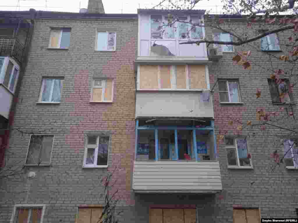 Замість скляних вікон у квартирах херсонців – фанера