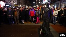 Стотици граждани край паметника на Алеко Константинов на 1 януари, когато се навършиха 160 години от рождението на писателя.