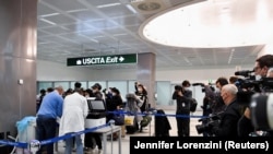 Pasagjerët nga Kina në aeorportin Malpensa në Milano të Italisë.
