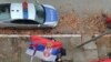 Policia shihet para ndërtesës së komisionit komunal të zgjedhjeve në Mitrovicë të Veriut. 