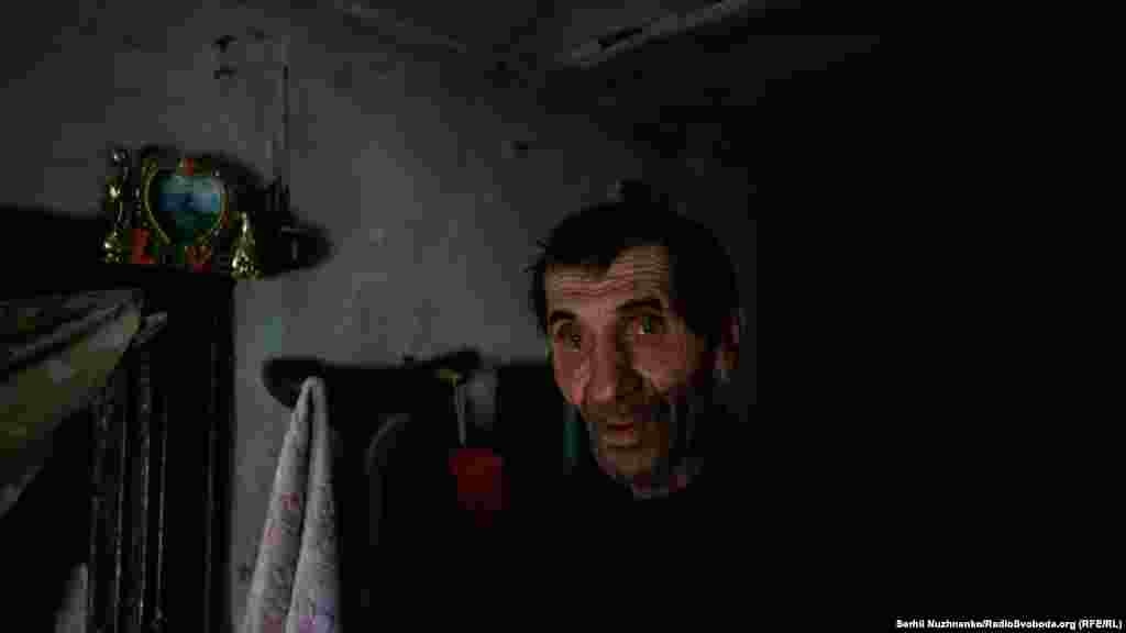 Господар Микола Миколайович відмовляється виїжджати: «В мене тут всі мої похоронені. Я тут залишусь». Намагаємося його переконати. Часу обмаль, обстріл не стихає.