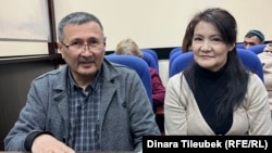 Қаңтар оқиғасына байланысты сотталған Ләззат Досмамбетова (оң жақта) сотта отыр. Шымкент, 9 қаңтар 2023 жыл.