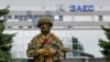 Militar rus de gardă în apropierea centralei nucleare Zaporojie.