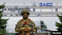 Militar rus de gardă în apropierea centralei nucleare Zaporojie.