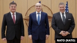Fotografi nga vizita e Escobar dhe Lajçak në NATO.