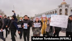 Саясатчылардын жана жарандык активисттердин камалышына каршы болгондордун жөө жүрүшү. 24-октябрь, 2022-жыл. Бишкек шаары.