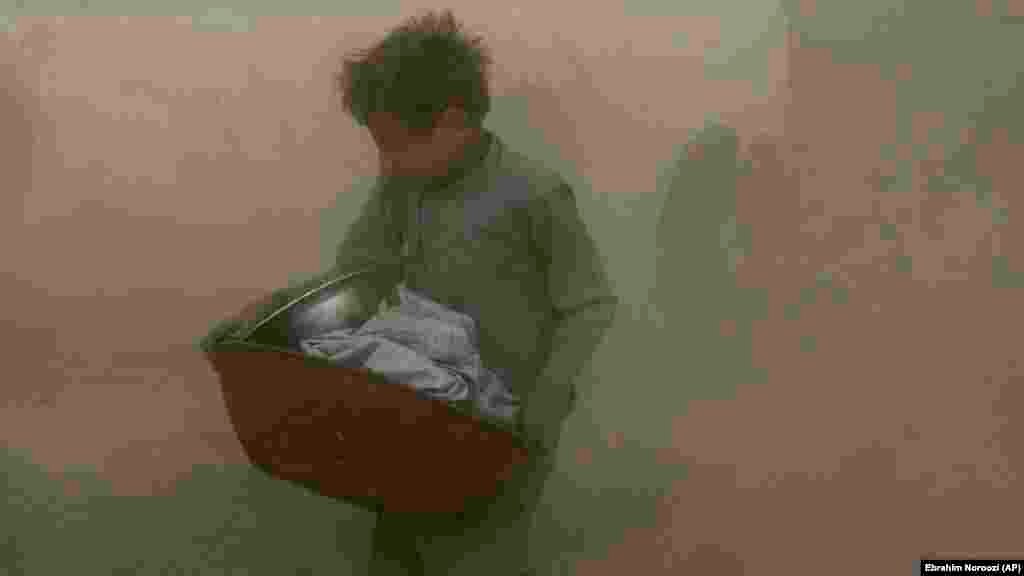 Fëmijët përfshihen në çdo hap të procesit të prodhimit të tullave, madje edhe në tërheqjen e enëve me ujë ose bartjen e kallëpeve të tullave prej druri plot me baltë për t'i vendosur në diell për t'u tharë. 