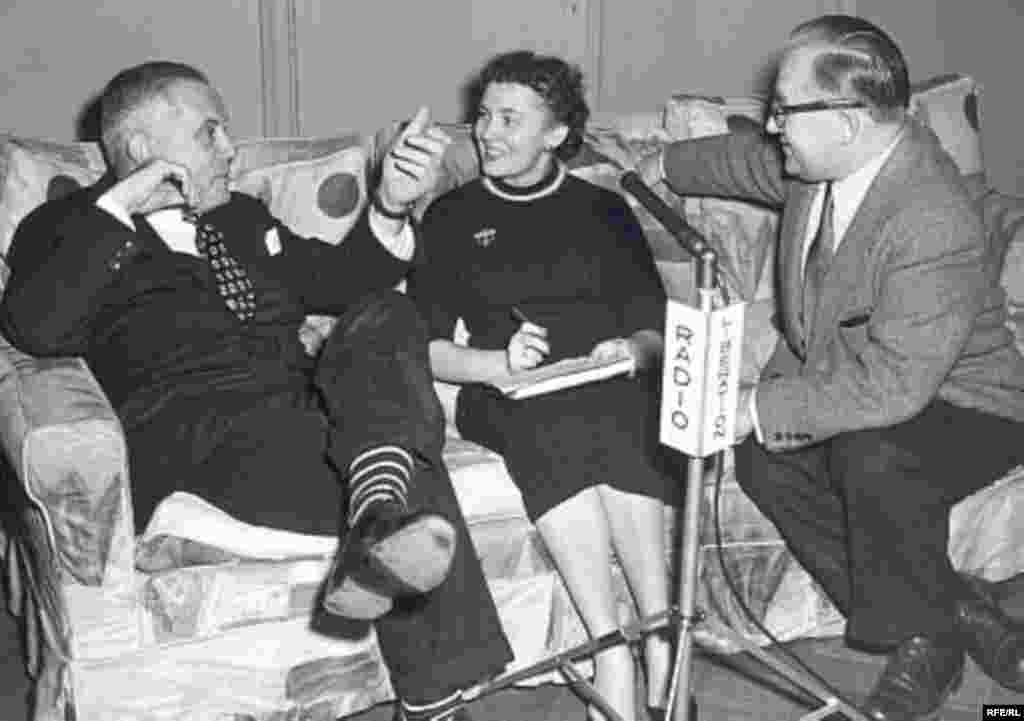 Композитор Вернон Дюк (Владимир Дукельский) во время интервью с корреспондентами Радио Свобода Викторией Семеновой и Михаилом Коряковым (справа) в Нью-Йорке в 1955 году.