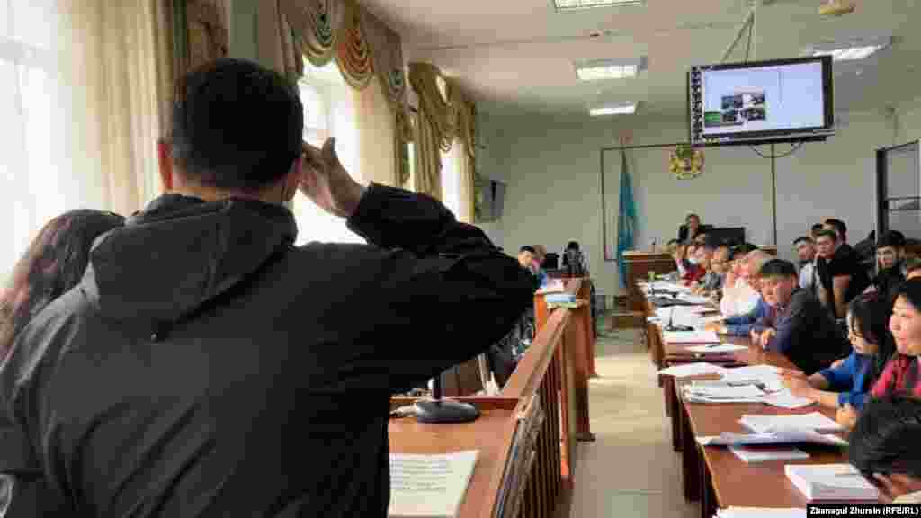 Қаңтар оқиғасына байланысты айып тағылған 18 азаматтың ісі бойынша сотқа полиция арнаулы жасағы (СОБР) қызметкері Серік Шалман жәбірленуші ретінде қатысты. "Алаңға тас төккен КАМАЗ көлігін көрген жоқпын. Өйткені алдымда бір қатар сап түзеп тұрды. Оның артында біз тұрдық. Ештеңе байқамадым" деді ол. Суретте: Серік Шалман адвокаттардың сауалына жауап беріп тұр. Ақтөбе, 19 қазан 2022 жыл.