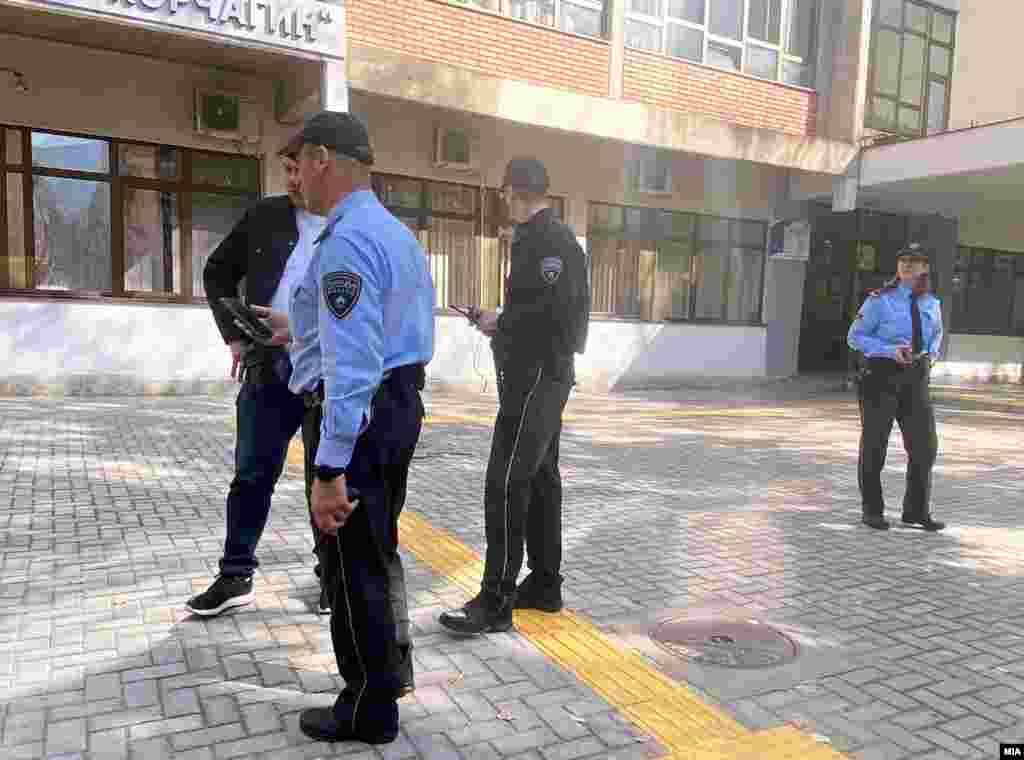 МАКЕДОНИЈА - Дојави за поставени експлозивни направи се добиени за уште две училишта во Скопје, покрај двете училишта за кои претходно информираше МВР. „Пријавата за новите бомби е добиена околу 10 часот, а половина час претходно стигнаа дојавите и за првите две училишта, од кои едното е гимназијата „Јосип Броз Тито“, информираат од Министерството за внатрешни работи. Дојавите за бомби во средните училишта се чин на хибридна војна кон нашата земја и регионот, изјави премиерот Димитар Ковачевски.
