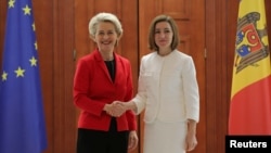 Președinta Comisiei Europene, Ursula von der Leyen, și președinta R. Moldova, Maia Sandu, în timpul unei conferințe de presă comune la Chișinău, 10 noiembrie 2022