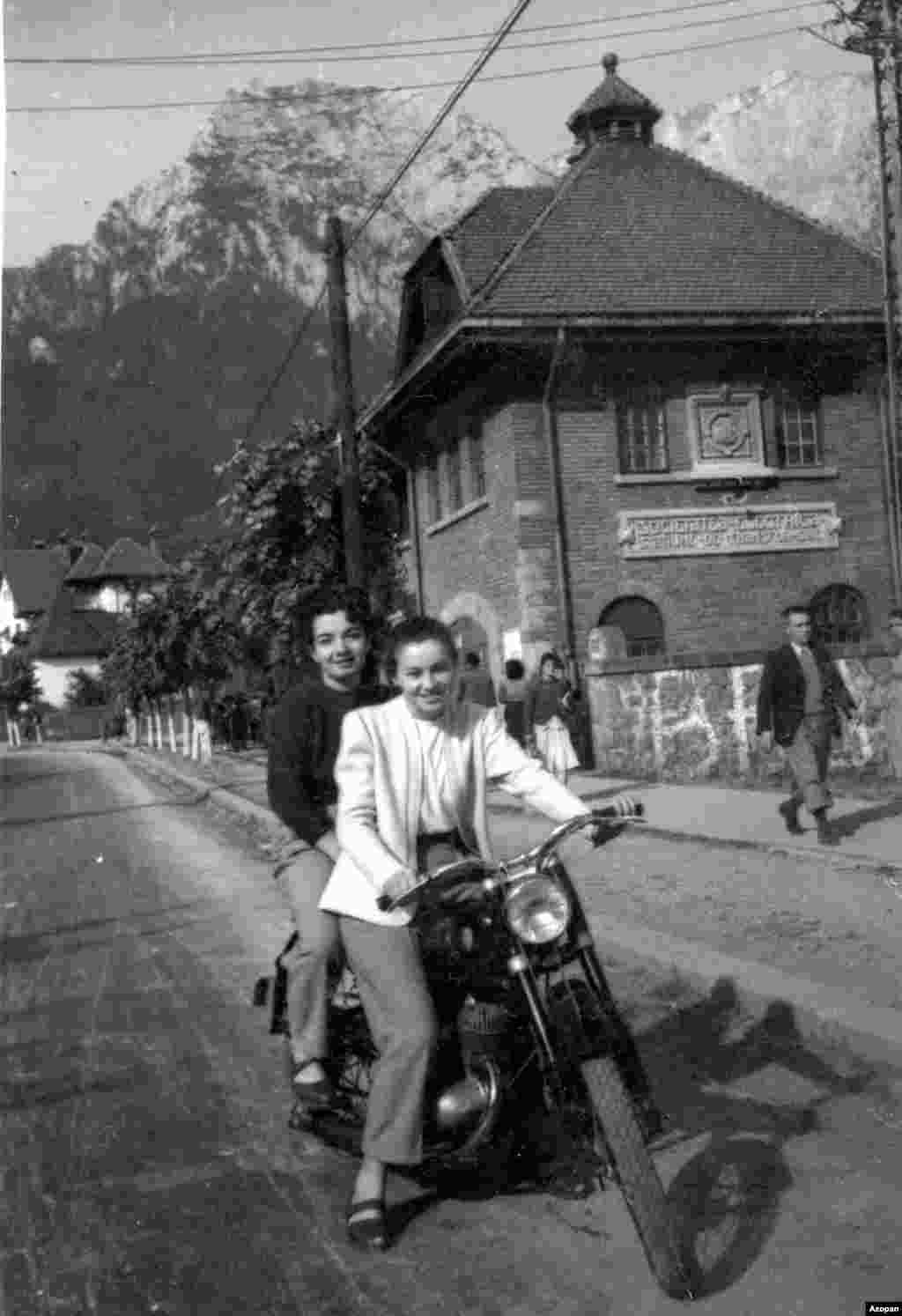 Două tinere în Bușteni, în timpul anilor 1960 Szocs spune că Azopan are, în prezent, zeci de mii de imagini în colecția sa, dar că nu au fost încă publicate din cauza lipsei de timp a arhiviștilor.