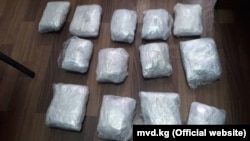 Кыргызстанда мыйзамсыз жүгүртүүдөн алынган баңгизаттардын бир бөлүгү. Архивдик сүрөт.