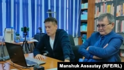 Белсенді, тіркелмеген "Демократиялық партиясының" жетекшісі Жанболат Мамай (сол жақта) және заңгері Ерлан Қалиев сот отырысы кезінде. 16 қараша 2021 жыл.