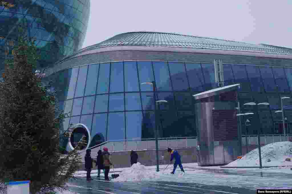 EXPO территориясында "Астана" халықаралық қаржы орталығы, "Болашақ энергиясы" халықаралық орталығы және IT-стартап халықаралық саябағы ашылады деп жоспарланған. Бірақ, әзірше тек мұз айдыны төңірегінде ғана дайындық жұмыстары байқалады. Өзге павильондардың маңында қар тазалаушылардан басқа ешкім көрінбейді.