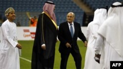 سپ بلاتر در قطر، محل برگزاری جام جهانی ۲۰۲۲ فوتبال.