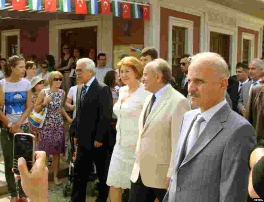 İstanbulda Tatar-Başqort yortı - 6 iyün könne İstanbulnıñ Yevropa öleşendä, İstanbul Böyekşähär bälädiäse tarafınnan tözelgän Topkapıda Tatarstan mädäniät yortınıñ açılış tantanası uzdı.