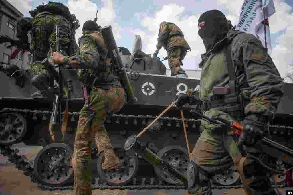 Проросійські бойовики вантажаться на БМП у Слов'янську, 16 квітня 2014 року