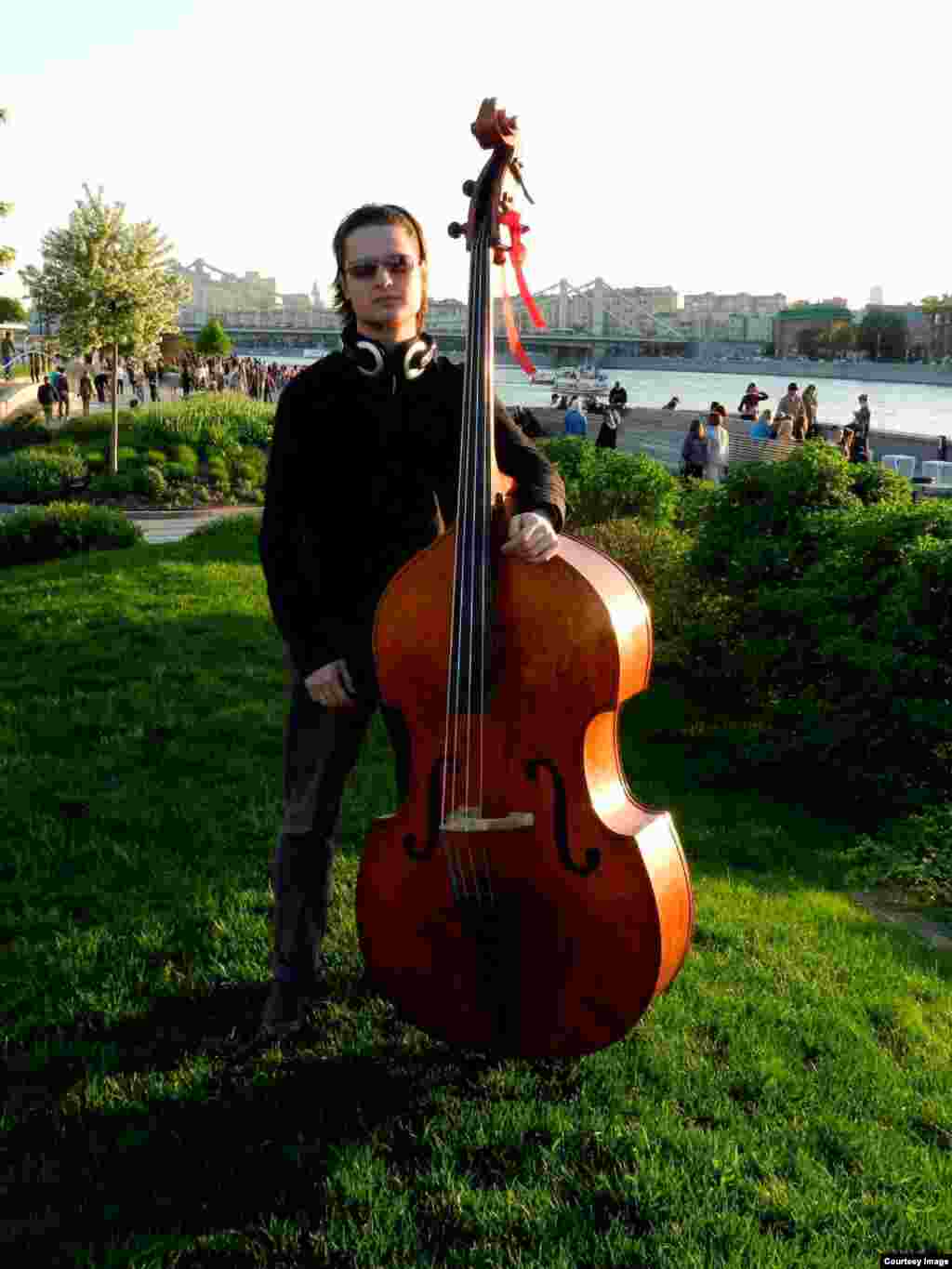 O fotografie a lui Antropov din 2016. El avea o carieră promițătoare: era angajat la secția de contrabas a Orchestrei Filarmonicii Ruse din Moscova, înainte de a-și abandona familia și viața tihnită de acasă pentru a trăi la Tbilisi. Georgia este destinația preferată a transfugilor, deoarece se poate ajunge acolo pe uscat, are reguli relativ permisive de intrare și ieșire și se bucură de legături culturale strânse cu Rusia.