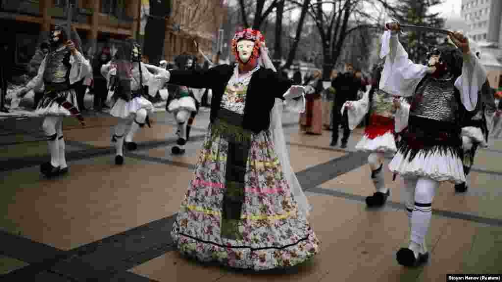 La festival iau parte dansatori care poartă măști multicolore acoperite cu mărgele, panglici și ciucuri din lînă.