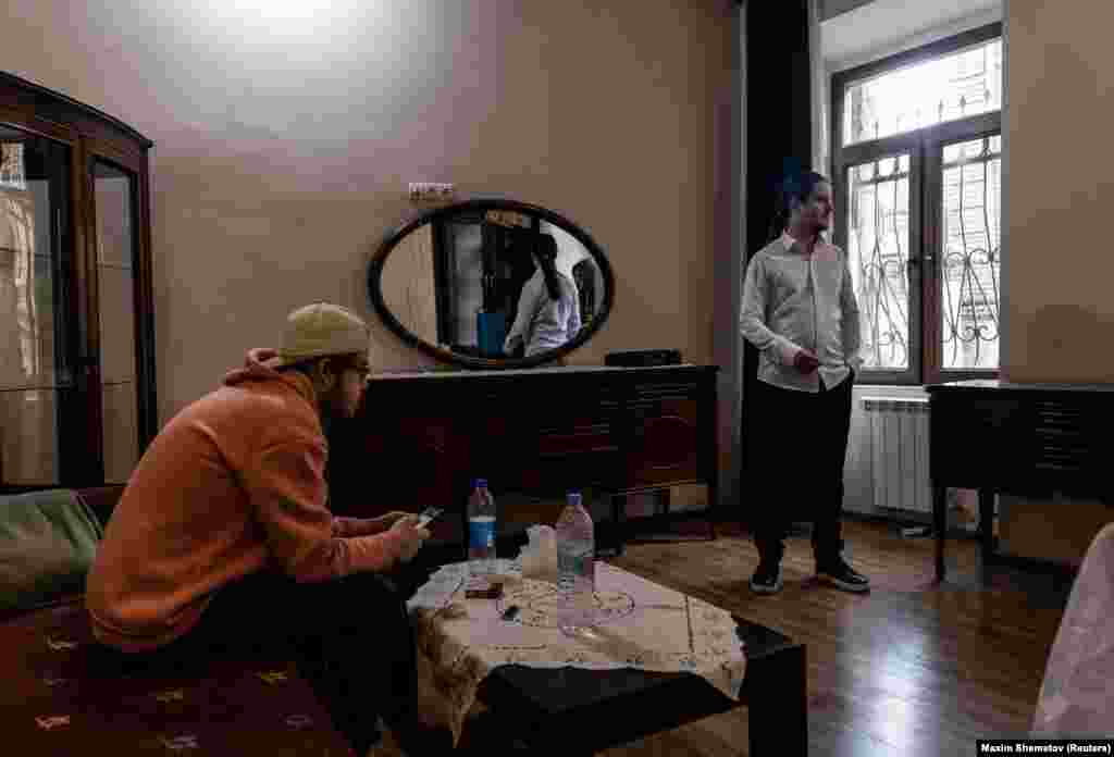 A locuit la început într-un cămin ieftin de la periferia orașului Tbilisi, dar după ce și-a găsit o slujbă modestă, Antropov a reușit să se mute într-un apartament cu un prieten. 