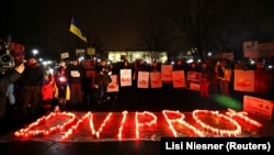 Викладена свічками назва українського міста на акції солідарності в Німеччині