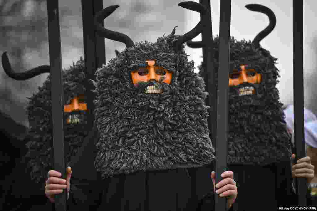 Dansatori mascați Kukeri la Festivalul internațional al dansurilor cu măști de la Pernik, Bulgaria, 28 ianuarie