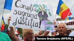 La un protest împotriva invalidării alegerea primarului de Chișinău. 1 iulie