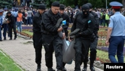 Арнайы жасақ Астана алаңында наразылыққа шыққан тұрғынды ұстаған сәт. Алматы, 9 маусым 2019 жыл.