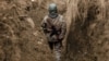 Mai mulți luptători georgieni au murit în Ucraina. Imagine cu un soldat georgian în Ucraina. Pe casca acestuia se află steagul Georgiei, pe armă, cel al Ucrainei.