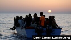 Disa migrantë në ujërat ndërkombëtarë duke pritur një anije gjermane për t'i shpëtuar. Fotografi ilustruese nga arkivi.