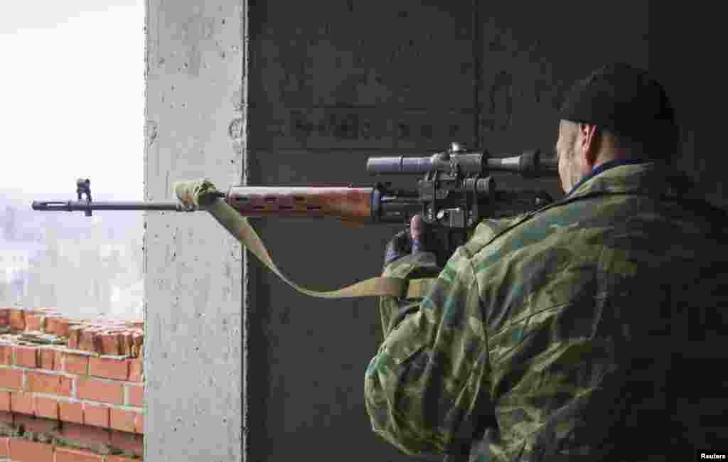 Сэпаратыст-снайпэр непадалёк ад будынка аэрапорта Данецку. 21 кастрычніка 2014 году