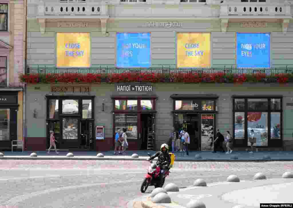 Реклама на экранах в центре Львова, призывающая закрыть небо над Украиной, а не закрывать глаза на происходящее в стране 