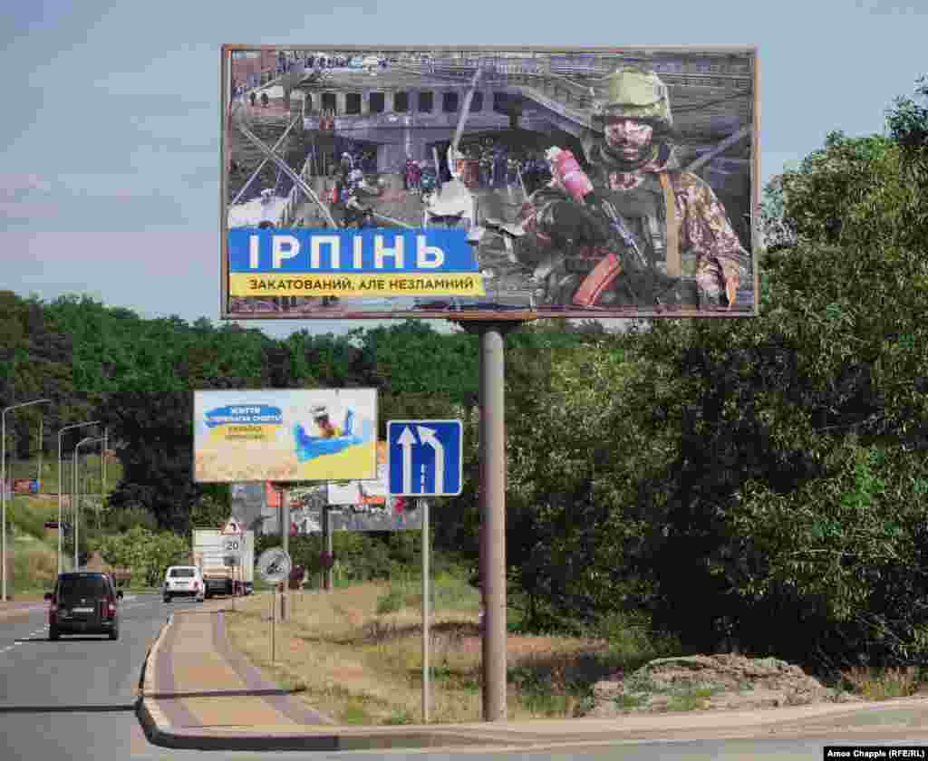 «Ирпень: замучен, но не сломлен» Город, расположенный к северо-западу от Киева, сильно пострадал во время российской оккупации. Мост на рекламном щите был разрушен, по всей видимости, украинскими войсками, чтобы остановить наступление российской армии