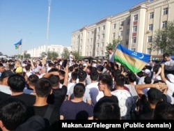 Daşkendiň Özbegistanyň Konstitusiýasyna teklip eden düzedişlerine garşy Nöküsde geçirilen protest, onda Garagalpagystany awtonomiýadan mahrum etmek göz öňünde tutulýardy. 2022-nji ýylyň 1-nji iýuly.