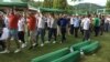A srebrenicai népirtás ötven áldozatának maradványait tartalmazó koporsókat viszik Potočariban, Bosznia-Hercegovinában 2022. július 10-én