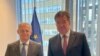 Besnik Bislimi koszovói miniszterelnök-helyettes (balra) és az EU Belgrád–Pristina-párbeszédért felelős különmegbízottja, Miroslav Lajčák Pozsonyban 2023. július 11-én