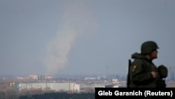 Një ushtar i Gardës Kombëtare të Ukrainës në qendër të Kievit, 25 shkurt, 2022.